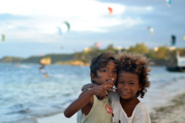 Två söta flickor på stranden som ville bli fotade