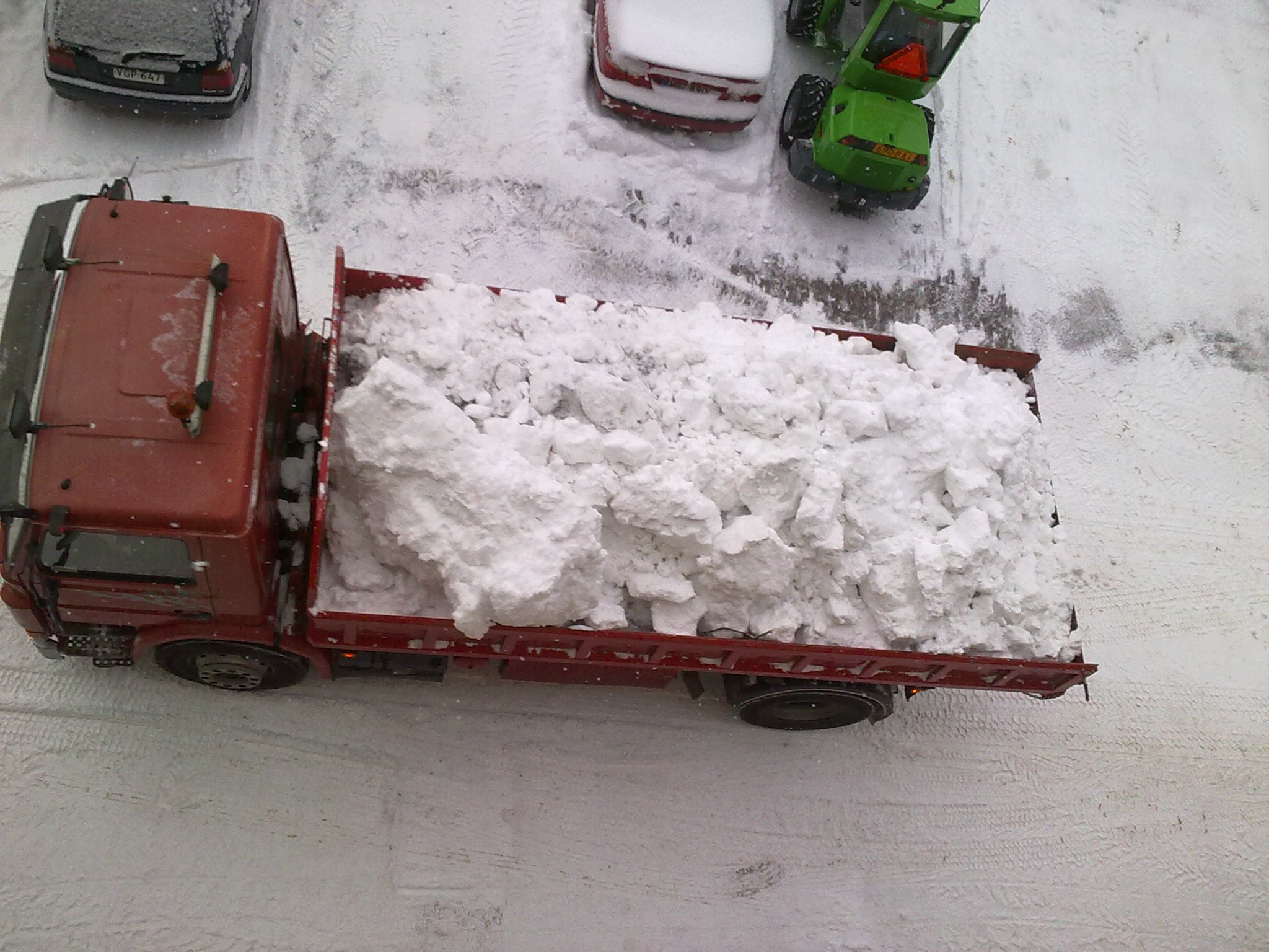 Lastbilar med snö på vår gård