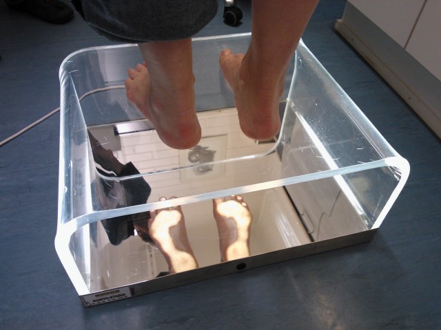 Vi testade också fötternas belastning/fotvalven. Jag hade normala fotvalv. Inte mina fötter på bilden, men fotvalvet ser helt normalt ut här också. 