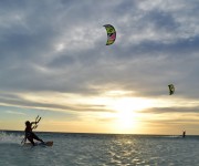 Kitesurfing i solnedgången
