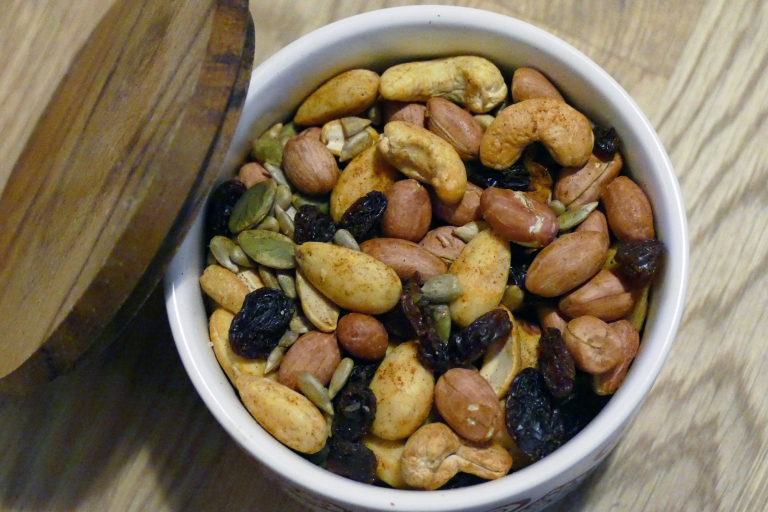 Lucka 19: Rosta och krydda nötter till julen