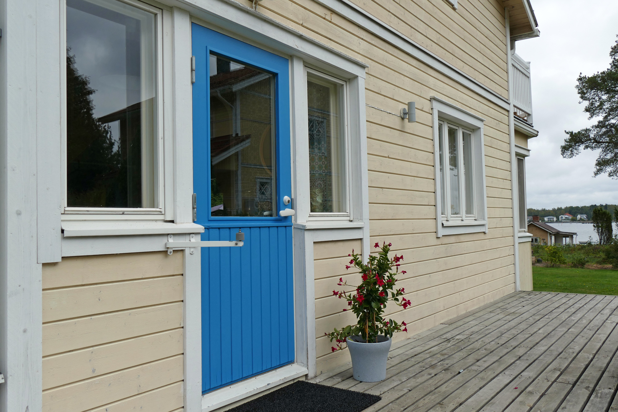 blå dörr på gult hus