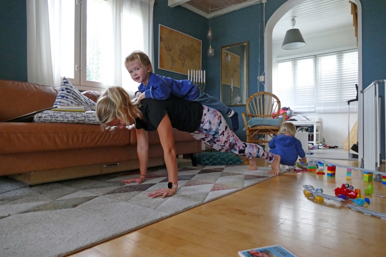 Träna hemma med barn – tips på 3 roliga övningar